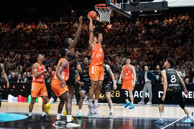 Kostja Mushidi Nr 11 Chemnitz 99ers at the basket against Kaza Kajami Keane Nr 24 Basketball Loewen Braunschweig GER, Basketball Loewen Braunschweig vs Chemnitz 99ers, Basketball, easyCredit BBL, Week 34, Season 2025 26, 10 05 2026 GER, Basketball Loewen Braunschweig vs Chemnitz 99ers, Basketball, easyCredit BBL, Week 34, Season 2025 26, 10 05 2026 Braunschweig Copyright: xEibner-Pressefoto DanielxREINELTx EP_DRT