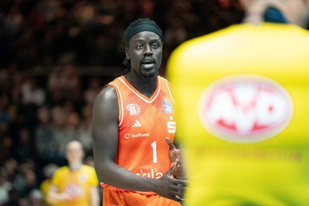 Aher Uguak Nr 1 Chemnitz 99ers speaks to the referee GER, Basketball Loewen Braunschweig vs Chemnitz 99ers, Basketball, easyCredit BBL, Week 34, Season 2025 26, 10 05 2026 GER, Basketball Loewen Braunschweig vs Chemnitz 99ers, Basketball, easyCredit BBL, Week 34, Season 2025 26, 10 05 2026 Braunschweig Copyright: xEibner-Pressefoto DanielxREINELTx EP_DRT