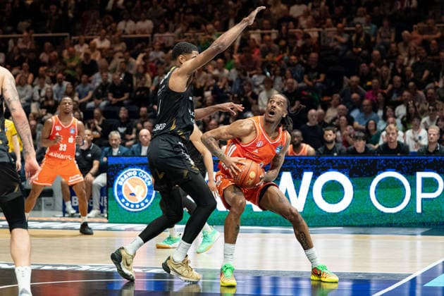 Aher Uguak Nr 1 Chemnitz 99ers vs David NGuessan Nr 1 Basketball Loewen Braunschweig GER, Basketball Loewen Braunschweig vs Chemnitz 99ers, Basketball, easyCredit BBL, Week 34, Season 2025 26, 10 05 2026 GER, Basketball Loewen Braunschweig vs Chemnitz 99ers, Basketball, easyCredit BBL, Week 34, Season 2025 26, 10 05 2026 Braunschweig Copyright: xEibner-Pressefoto DanielxREINELTx EP_DRT