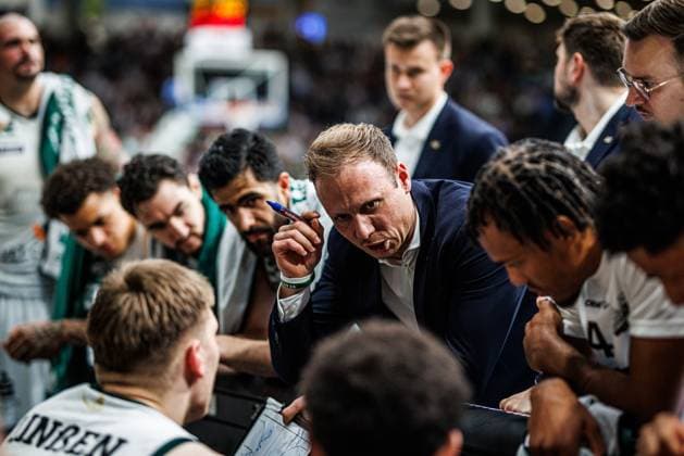 Jacques Schneider Gladiators Trier with team during timeout, Vet Concept Gladiators Trier vs MBC Syntainics, Basketball, easyCredit BBL, Matchday 34, Season 2025 2026, 10 05 2026 Vet Concept Gladiators Trier vs MBC Syntainics, Basketball, easyCredit BBL, Matchday 34, Season 2025 2026, 10 05 2026 Copyright: xEibner-Pressefoto AlexanderxNeisx EP_ANS