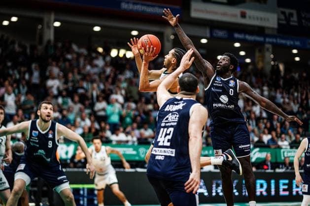 Jordan Roland Gladiators Trier in a duel with Nemanja Djurisic MBC Syntainics and Khyri Thomas MBC Syntainics , Vet Concept Gladiators Trier vs MBC Syntainics, Basketball, easyCredit BBL, Matchday 34, Season 2025 2026, 10 05 2026 Vet Concept Gladiators Trier vs MBC Syntainics, Basketball, easyCredit BBL, Matchday 34, Season 2025 2026, 10 05 2026 Copyright: xEibner-Pressefoto AlexanderxNeisx EP_ANS