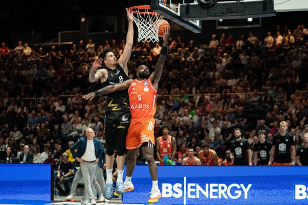 Corey Davis Nr 5 Chemnitz 99ers vs Joshua Obiesie Nr 8 Basketball Loewen Braunschweig GER, Basketball Loewen Braunschweig vs Chemnitz 99ers, Basketball, easyCredit BBL, Week 34, Season 2025 26, 10 05 2026 GER, Basketball Loewen Braunschweig vs Chemnitz 99ers, Basketball, easyCredit BBL, Week 34, Season 2025 26, 10 05 2026 Braunschweig Copyright: xEibner-Pressefoto DanielxREINELTx EP_DRT