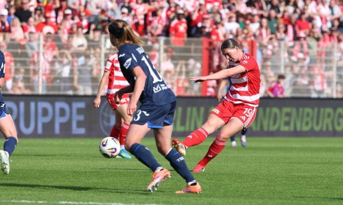 Wielle Douma, Samantha Steuerwald shoots duel Match scene Action Sport Football Soccer 1 Bundesliga Women Women 25 Matchday Season 2025 2026 10 05 2026 1 FC Union Berlin vs TSG Hoffenheim DFL regulations prohibit any use of photographs as image sequences and or quasi video