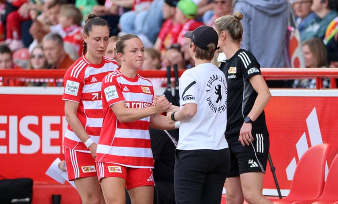 Substitution Anna Weiß, Lisa Heiseler high-fives with coach Ailien Poese Sport Football Soccer 1 Bundesliga Women Women 25 Matchday Season 2025 2026 10 05 2026 1 FC Union Berlin vs TSG Hoffenheim DFL regulations prohibit any use of photographs as image sequences and or quasi video