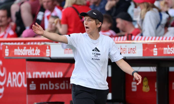 Coach Ailien Poese gives instructions Action upper body Sport Football Soccer 1 Bundesliga Women Women 25 Matchday Season 2025 2026 10 05 2026 1 FC Union Berlin vs TSG Hoffenheim DFL regulations prohibit any use of photographs as image sequences and or quasi video