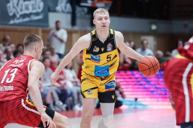 In the picture from left Marko Petric Wuerzburg Baskets, 13 against Toms Skuja MHP RIESEN Ludwigsburg, 5 on the ball 10 05 2026, Basketball, Fitness First Wuerzburg Baskets vs MHP Riesen Ludwigsburg, easyCredit BBL, 34 Matchday, Germany, 97072, tectake Arena Wuerzburg, Copyright: HMBxMedia xJulienxBecker