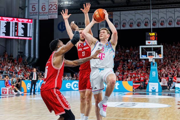 Ejiofor Onu BMA365 Bamberg Baskets, 35 , Moritz Krimmer BMA365 Bamberg Baskets, 27 , Patrick Heckmann Telekom Baskets Bonn, 33 , BMA365 Bamberg Baskets vs Telekom Baskets Bonn, Basketball, easyCredit BBL, Matchday 34, 10 05 2026 BMA365 Bamberg Baskets vs Telekom Baskets Bonn, Basketball, easyCredit BBL, Matchday 34, 10 05 2026 Bamberg Copyright: xEibner-Pressefoto G.xSantemizx EP_EER