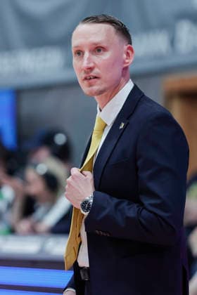 In the picture Head Coach Mikko Riipinen MHP RIESEN Ludwigsburg cheers on his players 10 05 2026, Basketball, Fitness First Wuerzburg Baskets vs MHP Riesen Ludwigsburg, easyCredit BBL, Matchday 34, Germany, 97072, tectake Arena Wuerzburg, Copyright: HMBxMedia xJulienxBecker