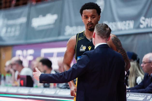 In the picture from left Elijah Hughes MHP RIESEN Ludwigsburg, 7 and Head Coach Mikko Riipinen MHP RIESEN Ludwigsburg discuss 10 05 2026, Basketball, Fitness First Wuerzburg Baskets vs MHP Riesen Ludwigsburg, easyCredit BBL, 34 Matchday, Germany, 97072, tectake Arena Wuerzburg, Copyright: HMBxMedia xJulienxBecker