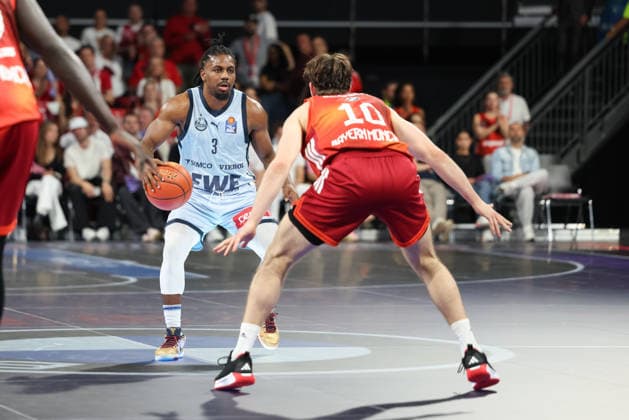 Christopher Clemons EWE Baskets Oldenburg, 03 with ball with Justinian Jessup FC Bayern Basketball, 10 , GER, FC Bayern Basketball vs EWE Baskets Oldenburg, Basketball, easycredit Basketball Bundesliga, 34 Matchday, Season 2025 2026, 10 05 2026, GER, FC Bayern Basketball vs EWE Baskets Oldenburg, Basketball, easycredit Basketball Bundesliga, 34 Matchday, Season 2025 2026, 10 05 2026 Muenchen Copyright: xEibner-Pressefoto JennixMaulx EP_JML