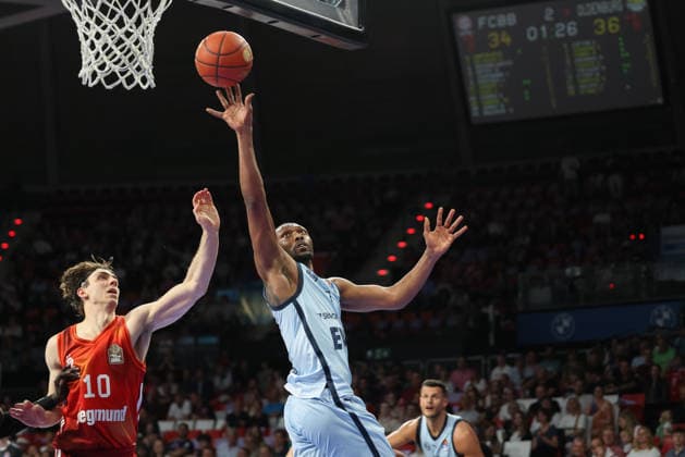 Dakarai Tucker EWE Baskets Oldenburg, 07 with ball with Justinian Jessup FC Bayern Basketball, 10 , GER, FC Bayern Basketball vs EWE Baskets Oldenburg, Basketball, easycredit Basketball Bundesliga, 34 Matchday, Season 2025 2026, 10 05 2026, GER, FC Bayern Basketball vs EWE Baskets Oldenburg, Basketball, easycredit Basketball Bundesliga, 34 Matchday, Season 2025 2026, 10 05 2026 Muenchen Copyright: xEibner-Pressefoto JennixMaulx EP_JML