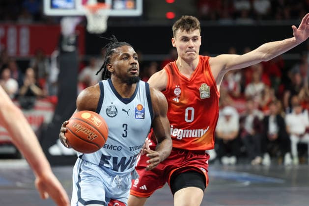 Christopher Clemons EWE Baskets Oldenburg, 03 with ball with Nenad Dimitrijevic FC Bayern Basketball, 00 , GER, FC Bayern Basketball vs EWE Baskets Oldenburg, Basketball, easycredit Basketball Bundesliga, 34 Matchday, Season 2025 2026, 10 05 2026, GER, FC Bayern Basketball vs EWE Baskets Oldenburg, Basketball, easycredit Basketball Bundesliga, 34 Matchday, Season 2025 2026, 10 05 2026 Munich Copyright: xEibner-Pressefoto JennixMaulx EP_JML