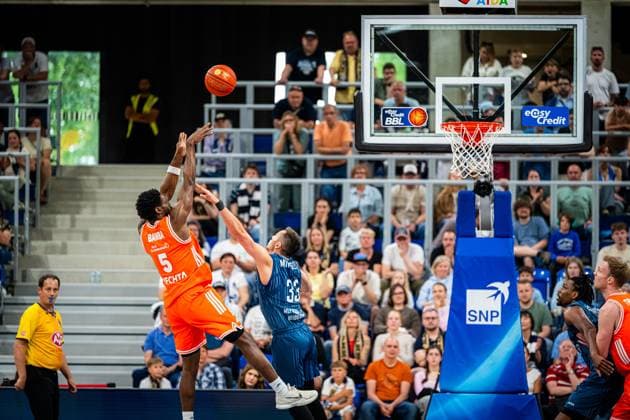TJ Bamba 5 Rasta Vechta attempts a shot against Ryan Mikesell 33 MLP Academics Heidelberg and Osun Osunniyi 12 MLP Academics Heidelberg in defense Attempted shot by TJ Bamba 5 Rasta Vechta against Osun Osunniyi 12 MLP Academics Heidelberg Copyright: xMichaelxGelhardtx