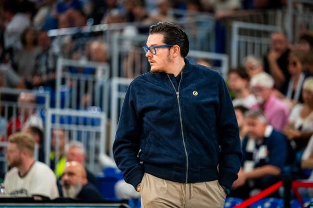 Carlo Finetti 999 MLP Academics Heidelberg stands attentively on the sidelines and analyzes the game situation Head coach Carlo Finetti 999 MLP Academics Heidelberg focused Copyright: xMichaelxGelhardtx