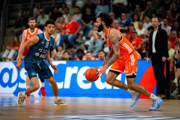 Christian Held 999 Rasta Vechta watches intently while Samuell Williamson 10 MLP Academics Heidelberg is in action with the ball Season finale BBL Christian Held 999 Rasta Vechta and Samuell Williamson 10 MLP Academics Heidelberg in action Copyright: xMichaelxGelhardtx