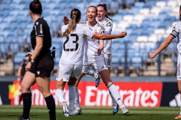 Real Madrid Femenino v Atletico Madrid Femenino - Liga F Moeve MADRID, SPAIN - MAY 10: Caroline Weir of Real Madrid CF (C) celebrates her goal with her teammates during the Liga F Moeve match between Real Madrid Femenino and Atletico Madrid Femenino at Estadio Alfredo Di Stefano on May 10, 2026 in Madrid, Spain. Valdebebas Estadio Alfredo Di Stefano Madrid Spain Copyright: xAlbertoxGardinx AGardin_20260510_Foot_Fem_Rea_Mad_Atl_0189