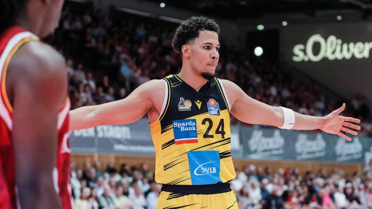In the picture Brandon Tischler MHP RIESEN Ludwigsburg, 24 gets ready for the defense 10 05 2026, Basketball, Fitness First Wuerzburg Baskets vs MHP Riesen Ludwigsburg, easyCredit BBL, 34 Matchday, Germany, 97072, tectake Arena Wuerzburg, Copyright: HMBxMedia xJulienxBecker