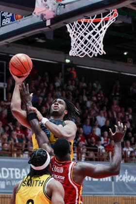 In the picture from left Stefan Smith MHP RIESEN Ludwigsburg, 3 , Keeshawn Kellman MHP RIESEN Ludwigsburg, 32 with the lay-up and Eddy Edigin Wuerzburg Baskets, 27 10 05 2026, Basketball, Fitness First Wuerzburg Baskets vs MHP Riesen Ludwigsburg, easyCredit BBL, 34 Matchday, Germany, 97072, tectake Arena Wuerzburg, Copyright: HMBxMedia xJulienxBecker