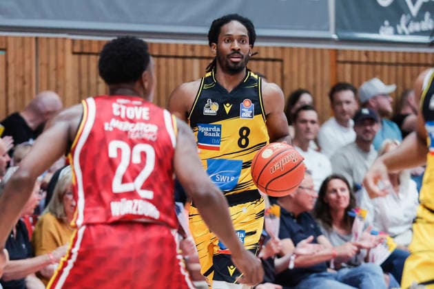 In the picture from left Johnathan Stove Wuerzburg Baskets, 22 against Terrell Harris MHP RIESEN Ludwigsburg, 8 on the ball 10 05 2026, Basketball, Fitness First Wuerzburg Baskets vs MHP Riesen Ludwigsburg, easyCredit BBL, Matchday 34, Germany, 97072, tectake Arena Wuerzburg, Copyright: HMBxMedia xJulienxBecker