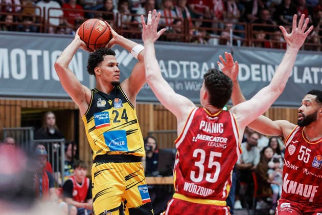 In the picture from left Brandon Tischler MHP RIESEN Ludwigsburg, 24 against Alen Pjanic Wuerzburg Baskets, 35 and David Muenkat Wuerzburg Baskets, 55 10 05 2026, Basketball, Fitness First Wuerzburg Baskets vs MHP Riesen Ludwigsburg, easyCredit BBL, 34 Matchday, Germany, 97072, tectake Arena Wuerzburg, Copyright: HMBxMedia xJulienxBecker