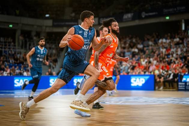 Samuell Williamson 10 MLP Academics Heidelberg with the ball, while Philipp Herkenhoff 14 Rasta Vechta and Tevin Brown 10 Rasta Vechta defend Fast attack by Samuell Williamson 10 MLP Academics Heidelberg Copyright: xMichaelxGelhardtx