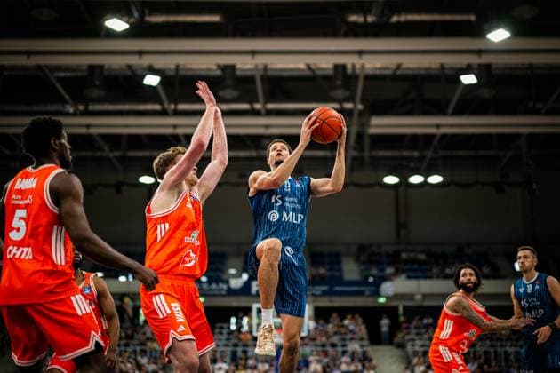 Samuell Williamson 10 MLP Academics Heidelberg with a jump shot, while Ryan Mikesell 33 MLP Academics Heidelberg defends and players from Rasta Vechta look on attentively Samuell Williamson with a jump shot Copyright: xMichaelxGelhardtx