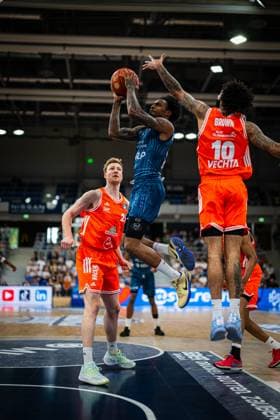 Michael Weathers 20 MLP Academics Heidelberg moves to the basket, Lars Thiemann 21 Rasta Vechta defends Weathers against Thiemann in Heidelberg in a jump shot Copyright: xMichaelxGelhardtx