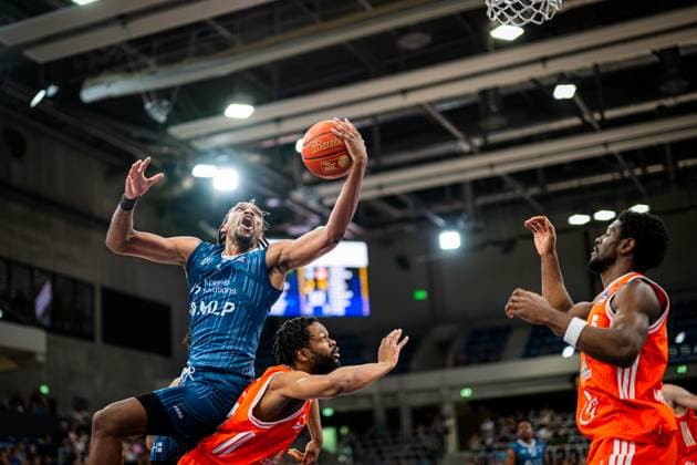 Osun Osunniyi 12 MLP Academics Heidelberg with a lay-up against TJ Bamba 5 Rasta Vechta in action at the season finale in Heidelberg Season finale BBL Osun Osunniyi 12 MLP Academics Heidelberg against TJ Bamba 5 Rasta Vechta Copyright: xMichaelxGelhardtx