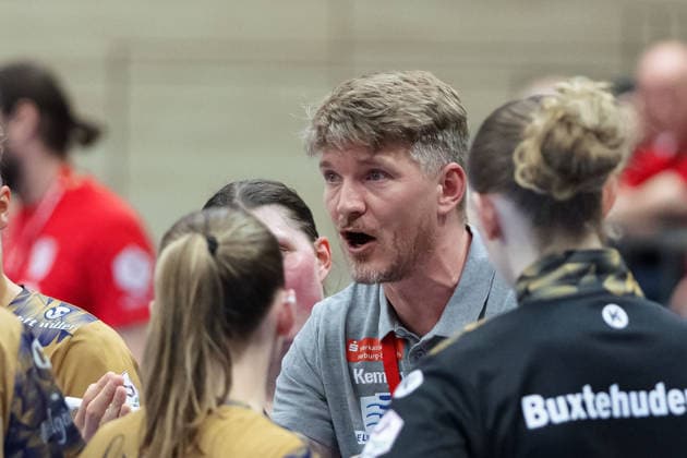 Nicolaj Andersson BSV, Coach , Time out, SV Union Halle Neustadt vs Buxtehuder SV, Handball Bundesliga Frauen, Play Offs 5 11 Matchday 4, Season 2025 26, 10 05 2026 Halle SWH Arena Sachsen Anhalt Germany