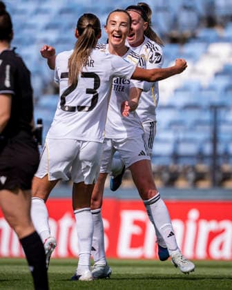 Real Madrid Femenino v Atletico Madrid Femenino - Liga F Moeve MADRID, SPAIN - MAY 10: Caroline Weir of Real Madrid CF (C) celebrates her goal with her teammates during the Liga F Moeve match between Real Madrid Femenino and Atletico Madrid Femenino at Estadio Alfredo Di Stefano on May 10, 2026 in Madrid, Spain. Valdebebas Estadio Alfredo Di Stefano Madrid Spain Copyright: xAlbertoxGardinx AGardin_20260510_Foot_Fem_Rea_Mad_Atl_0191