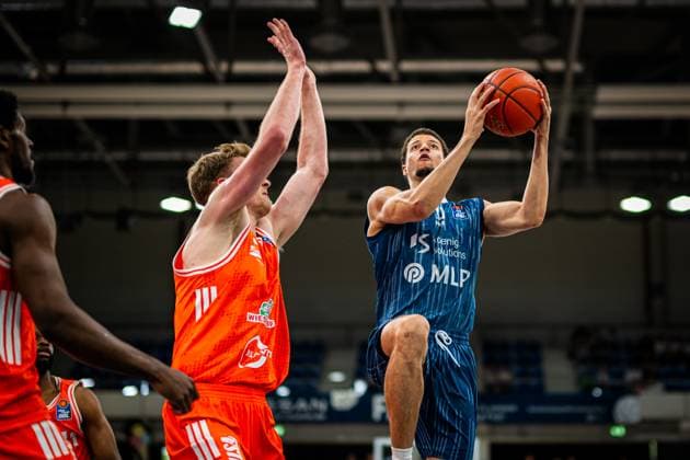 Samuell Williamson 10 MLP Academics Heidelberg moves to the basket while a Rasta Vechta player defends Samuell Williamson moves to the basket Copyright: xMichaelxGelhardtx