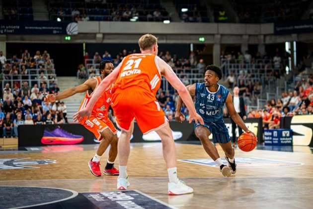 Eric Reed Jr 43 MLP Academics Heidelberg dribbles energetically while Lars Thiemann 21 Rasta Vechta and Lloyd Pandi 41 Rasta Vechta defend Dribbling and defense in Heidelberg Copyright: xMichaelxGelhardtx