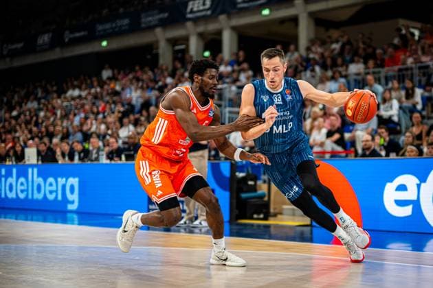Ryan Mikesell 33 MLP Academics Heidelberg with ball against TJ Bamba 5 Rasta Vechta in defense at the season finale in the SNP dome in Heidelberg Season finale BBL Ryan Mikesell 33 MLP Academics Heidelberg against TJ Bamba 5 Rasta Vechta Copyright: xMichaelxGelhardtx