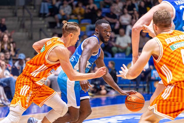 easyCredit Basketball Bundesliga BBL, Frankfurt am Main, Frankfurt Skyliners vs Ratiopharm Ulm, Süwag Energie Arena Frankfurt am Main 10 05 2026 easyCredit Basketball Bundesliga BBL, Frankfurt am Main, Germany 10 05 2026 Alvin Oniya Frankfurt Skyliners, 2 on the ball, Basketball Bundesliga, Match of Frankfurt Skyliners vs Ratiopharm Ulm Süwag Energie Arena Frankfurt am Main Copyright: xBEAUTIFULxSPORTS Freudensteinx
