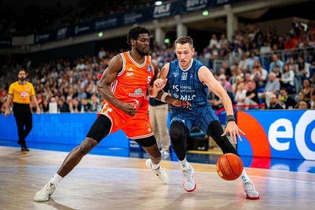 TJ Bamba 5 Rasta Vechta defends energetically against Ryan Mikesell 33 MLP Academics Heidelberg with ball in hand Defensive scene in Heidelberg Copyright: xMichaelxGelhardtx