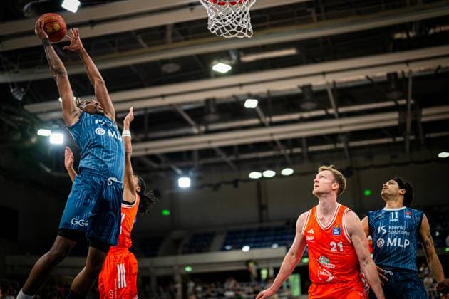 Erol Ersek 11 MLP Academics Heidelberg with jump shot over Lars Thiemann 21 Rasta Vechta in the battle for the ball at the season finale in Heidelberg Jump shot by Erol Ersek 11 MLP Academics Heidelberg over Lars Thiemann 21 Rasta Vechta Copyright: xMichaelxGelhardtx