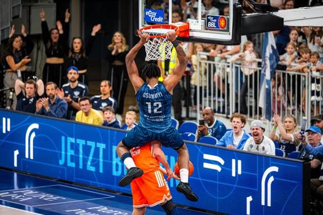 Osun Osunniyi 12 MLP Academics Heidelberg scores a spectacular dunk against Alonzo Verge Jr 11 Rasta Vechta in front of an enthusiastic crowd at the SNP dome in Heidelberg Dunk by Osun Osunniyi 12 MLP Academics Heidelberg in the season finale Copyright: xMichaelxGelhardtx