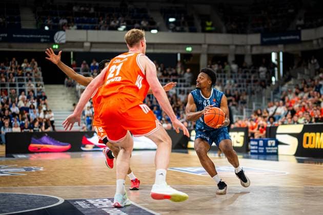 Eric Reed Jr 43 MLP Academics Heidelberg with ball in action while Lars Thiemann 21 Rasta Vechta defends Dribbling of Eric Reed Jr 43 MLP Academics Heidelberg against Lars Thiemann 21 Rasta Vechta Copyright: xMichaelxGelhardtx