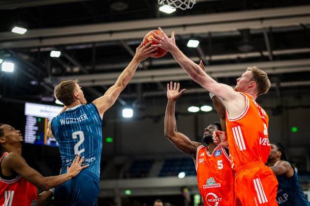 Mateo Seric 21 MLP Academics Heidelberg and Niklas Würzner 2 MLP Academics Heidelberg fight for the ball under the basket against TJ Bamba 5 Rasta Vechta and Linus Trettin 15 Rasta Vechta fight for the ball in Heidelberg Copyright: xMichaelxGelhardtx