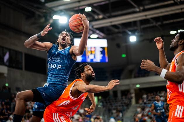 Osun Osunniyi 12 MLP Academics Heidelberg with lay-up against Lloyd Pandi 41 Rasta Vechta in action at the season finale in the SNP dome Lay-up by Osun Osunniyi 12 MLP Academics Heidelberg against Lloyd Pandi 41 Rasta Vechta Copyright: xMichaelxGelhardtx