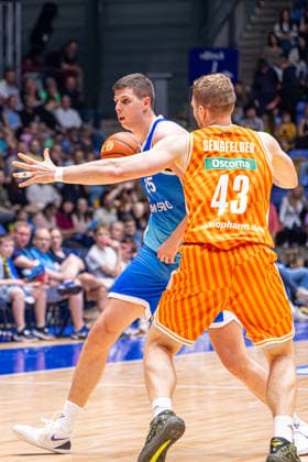 easyCredit Basketball Bundesliga BBL, Frankfurt am Main, Frankfurt Skyliners vs Ratiopharm Ulm, Süwag Energie Arena Frankfurt am Main 10 05 2026 easyCredit Basketball Bundesliga BBL, Frankfurt am Main, Germany 10 05 2026 Jacob Knauf Frankfurt Skyliners, 25 on the ball against Christian Sengfelder Ratiopharm Ulm, 43 , Basketball Bundesliga, Game of Frankfurt Skyliners vs Ratiopharm Ulm Süwag Energie Arena Frankfurt am Main Copyright: xBEAUTIFULxSPORTS Freudensteinx
