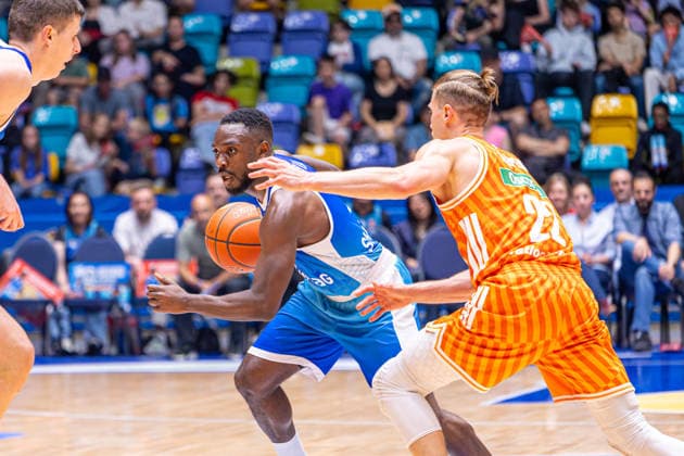 easyCredit Basketball Bundesliga BBL, Frankfurt am Main, Frankfurt Skyliners vs Ratiopharm Ulm, Süwag Energie Arena Frankfurt am Main 10 05 2026 easyCredit Basketball Bundesliga BBL, Frankfurt am Main, Germany 10 05 2026 Alvin Oniya Frankfurt Skyliners, 2 on the ball against Thomas Klepeisz Ratiopharm Ulm, 22 , Basketball Bundesliga, Game of Frankfurt Skyliners vs Ratiopharm Ulm Süwag Energie Arena Frankfurt am Main Copyright: xBEAUTIFULxSPORTS Freudensteinx