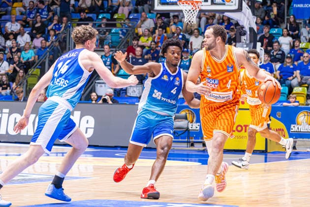 easyCredit Basketball Bundesliga BBL, Frankfurt am Main, Frankfurt Skyliners vs Ratiopharm Ulm, Süwag Energie Arena Frankfurt am Main 10 05 2026 easyCredit Basketball Bundesliga BBL, Frankfurt am Main, Germany 10 05 2026 Christopher Ledlum Ratiopharm Ulm, 4 on the ball against Nahiem Alleyne Frankfurt Skyliners, 4 and Ivan Crnjac Frankfurt Skyliners, 14 , Basketball Bundesliga, Game of Frankfurt Skyliners vs Ratiopharm Ulm Süwag Energie Arena Frankfurt am Main Copyright: xBEAUTIFULxSPORTS Freudensteinx