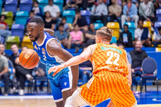 easyCredit Basketball Bundesliga BBL, Frankfurt am Main, Frankfurt Skyliners vs Ratiopharm Ulm, Süwag Energie Arena Frankfurt am Main 10 05 2026 easyCredit Basketball Bundesliga BBL, Frankfurt am Main, Germany 10 05 2026 Alvin Oniya Frankfurt Skyliners, 2 on the ball against Thomas Klepeisz Ratiopharm Ulm, 22 , Basketball Bundesliga, Game of Frankfurt Skyliners vs Ratiopharm Ulm Süwag Energie Arena Frankfurt am Main Copyright: xBEAUTIFULxSPORTS Freudensteinx