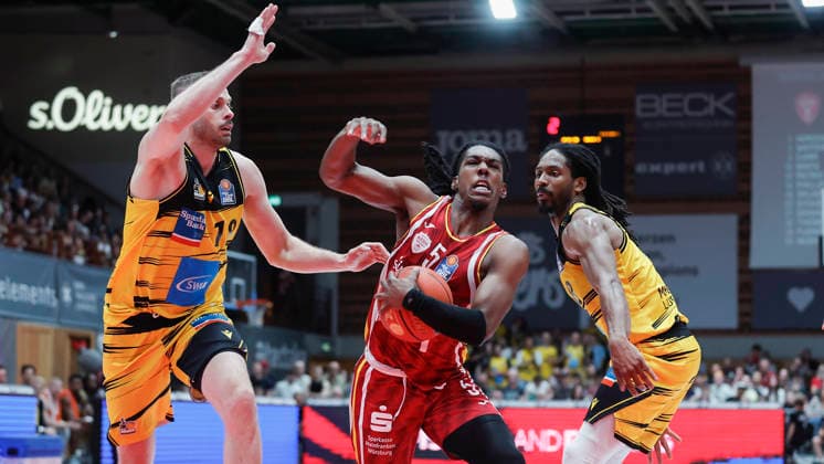 In the picture from left Jonas Wohlfarth Bottermann MHP RIESEN Ludwigsburg, 18 , Marcus Carr Wuerzburg Baskets, 5 on the ball and Elijah Hughes MHP RIESEN Ludwigsburg, 7 10 05 2026, Basketball, Fitness First Wuerzburg Baskets vs MHP Riesen Ludwigsburg, easyCredit BBL, Matchday 34, Germany, 97072, tectake Arena Wuerzburg, Copyright: HMBxMedia xJulienxBecker