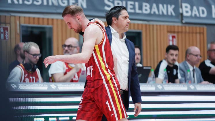 In the picture from left Lukas Herzog Wuerzburg Baskets, 1 is praised by Head Coach Sasa Filipovski Wuerzburg Baskets during his substitution 10 05 2026, Basketball, Fitness First Wuerzburg Baskets vs MHP Riesen Ludwigsburg, easyCredit BBL, Matchday 34, Germany, 97072, tectake Arena Wuerzburg, Copyright: HMBxMedia xJulienxBecker