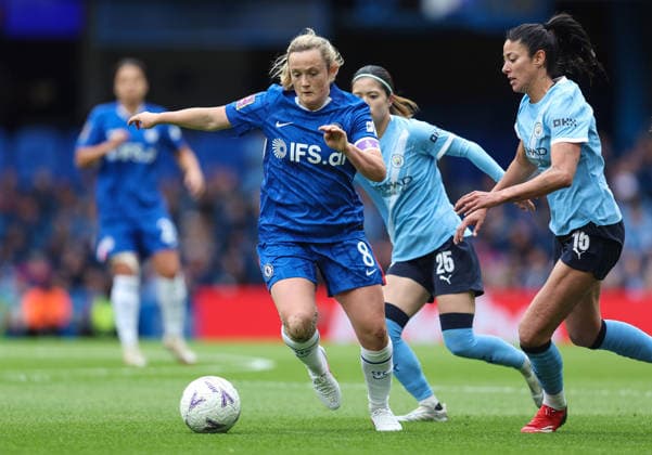 Chelsea gegen Man City Women 10. Mai 2026, London Adobe Women™s FA Cup, Halbfinale Chelsea gegen Manchester City Women Erin Cuthbert von Chelsea entkommt Leila Ouahabi von Manchester City Foto Charlotte Wilson Abseits London UK  Copyright: xCharlottexWilsonx xOffsidexOffside