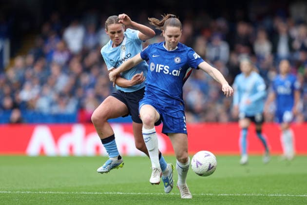 Chelsea gegen Man City Women 10. Mai 2026, London Adobe Women™s FA Cup, Halbfinale Chelsea gegen Manchester City Women Grace Clinton von Manchester City und Veerle Buurman von Chelsea Foto Charlotte Wilson Abseits London UK  Copyright: xCharlottexWilsonx xOffsidexOffside