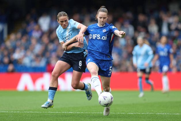 Chelsea gegen Man City Women 10. Mai 2026, London Adobe Women™s FA Cup, Halbfinale Chelsea gegen Manchester City Women Grace Clinton von Manchester City und Veerle Buurman von Chelsea Foto Charlotte Wilson Abseits London UK  Copyright: xCharlottexWilsonx xOffsidexOffside