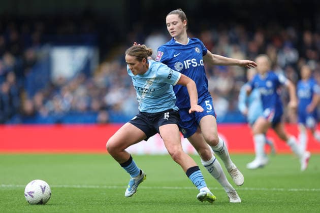 Chelsea gegen Man City Women 10. Mai 2026, London Adobe Women™s FA Cup, Halbfinale Chelsea gegen Manchester City Women Grace Clinton von Manchester City und Veerle Buurman von Chelsea Foto Charlotte Wilson Abseits London UK  Copyright: xCharlottexWilsonx xOffsidexOffside